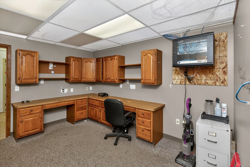 More Photos Of 1017 E 7th St N, Newton Office For Sale