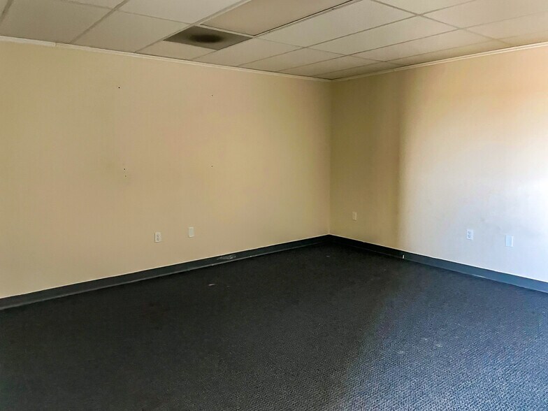 More Photos Of 14472 Commerce Park Blvd, Williston Warehouse For Sale