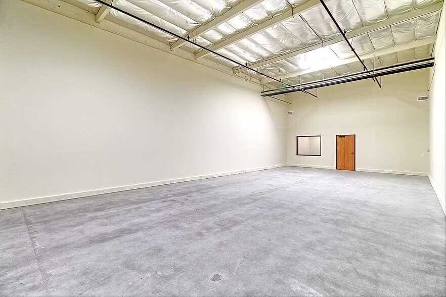 More Photos Of 4564 Telephone Rd, Ventura Warehouse For Lease