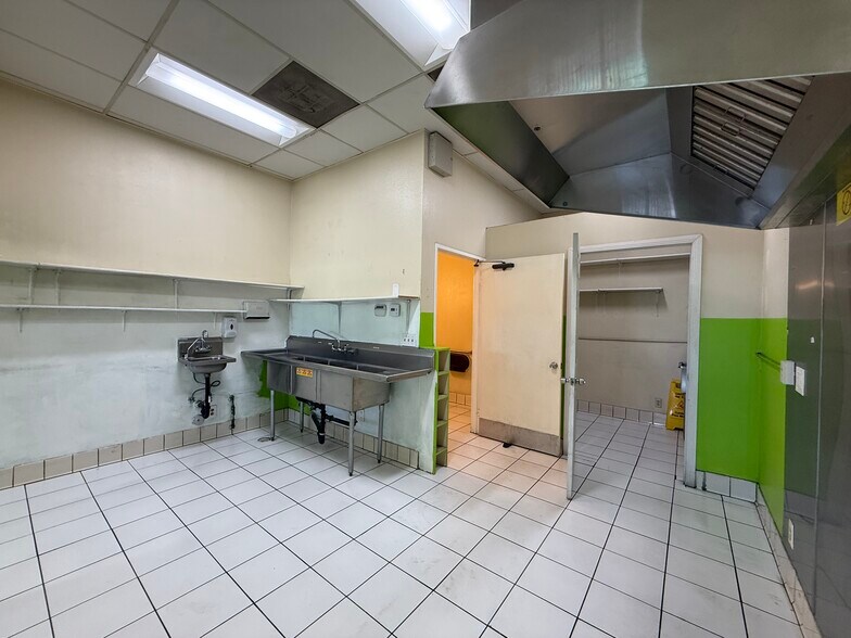More Photos Of 18125 Saticoy St, Reseda General Retail For Lease