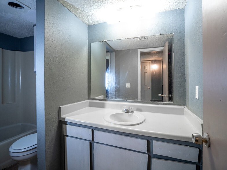 More Photos Of 5924 NW 10th St, Oklahoma City Apartments For Sale