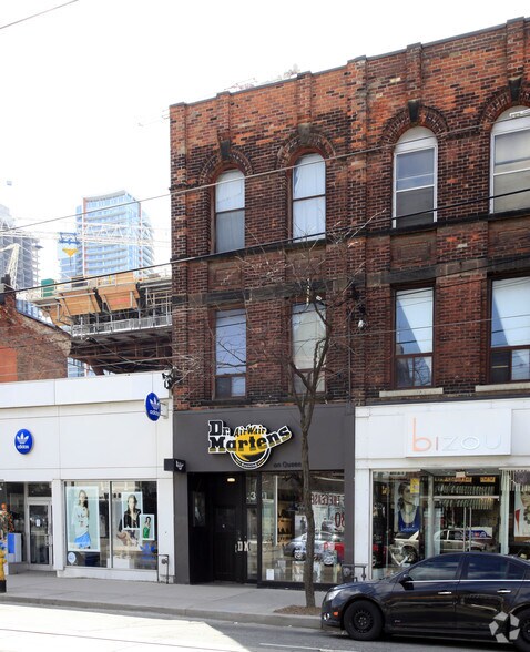 More Photos Of 393 Queen St W, Toronto Storefront Retail Residential For Lease