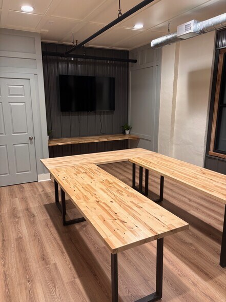 More Photos Of 160 S Poplar St, Elizabethtown Showroom For Lease