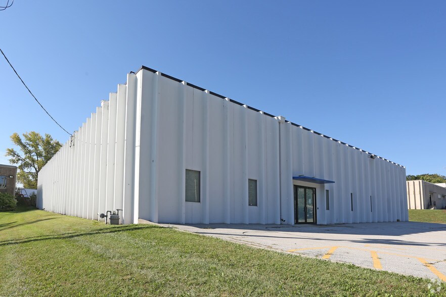 More Photos Of 9301 W 53rd St, Merriam Warehouse For Lease
