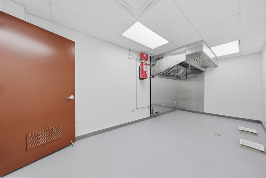 More Photos Of 2201 W Howard St, Chicago Restaurant For Lease