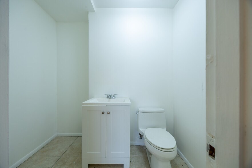 More Photos Of 683 W 26th St, Hialeah Service For Sale