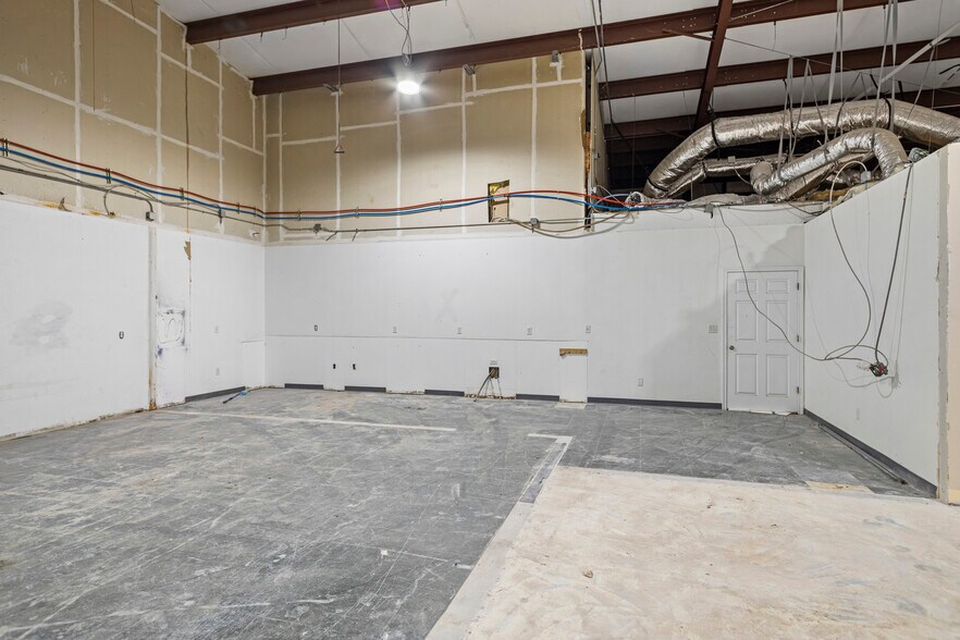 More Photos Of 1504 S Frazier St, Conroe Light Distribution For Lease