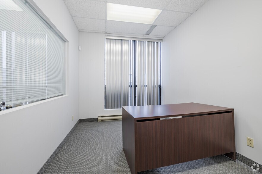 More Photos Of 81 Boul Brunswick, Dollard-des-Ormeaux Warehouse For Lease