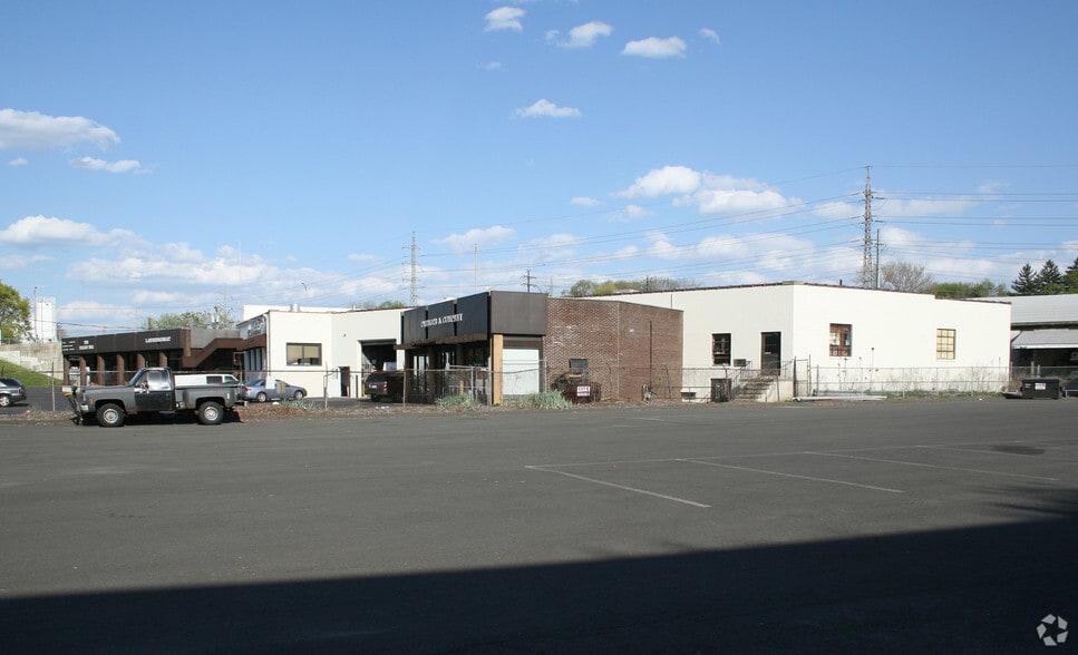 More Photos Of 67 Crescent St, Stamford Freestanding For Sale