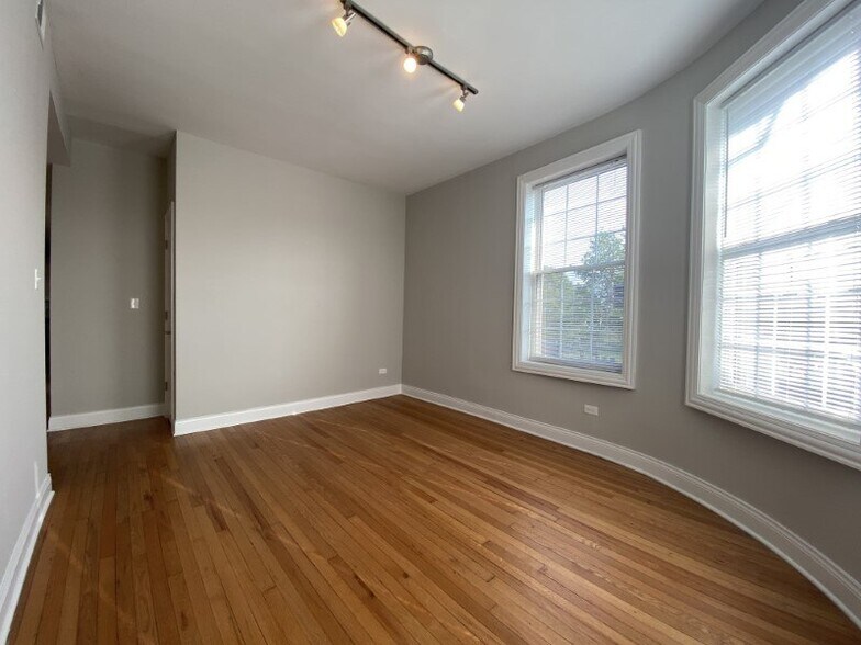 More Photos Of 4401-4403 N Clark St, Chicago Apartments For Lease