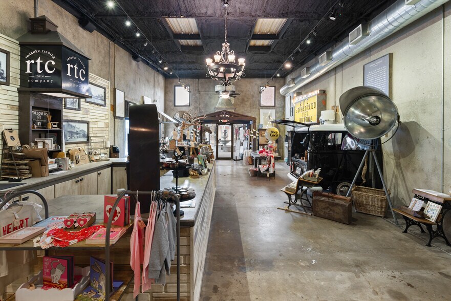 More Photos Of 115 N Oak St, Roanoke Restaurant For Sale