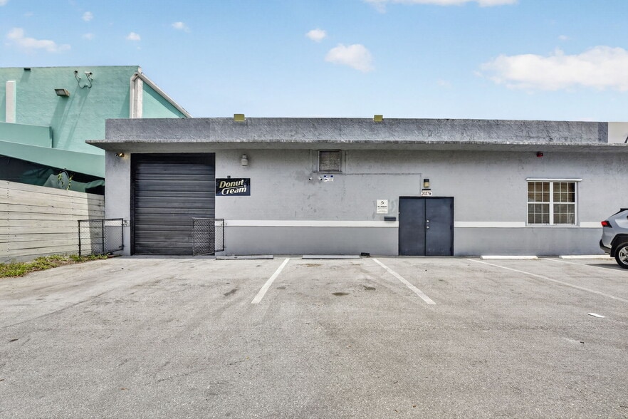 More Photos Of 2027 Sherman St, Hollywood Flex For Lease