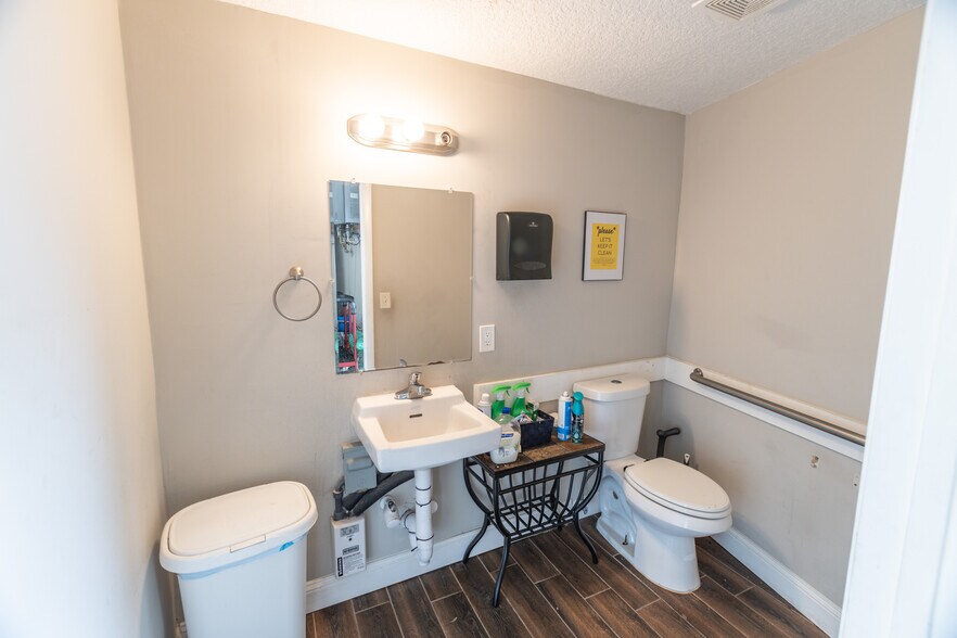 More Photos Of 446 Golfair Blvd, Jacksonville Storefront Retail Office For Sale