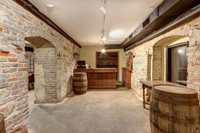 More Photos Of 21 W Bay St, Savannah Restaurant For Lease