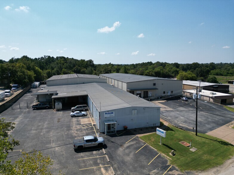 More Photos Of 2307 E Erwin St, Tyler Distribution For Sale