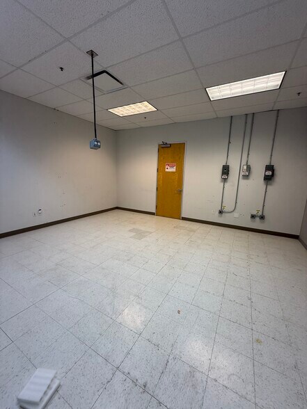 More Photos Of 2526 Qume Dr, San Jose Light Distribution For Lease