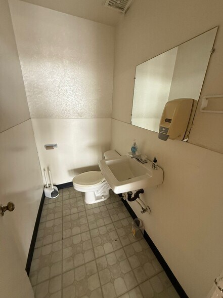 More Photos Of 1340-1360 N San Antonio Ave, Douglas Storefront For Lease