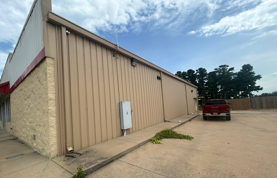 More Photos Of 1105 E Tulsa Ave, Kansas Freestanding For Lease