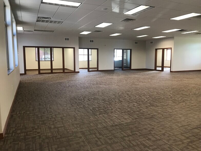 More Photos Of 5117 S Crossing Pl, Sioux Falls Office For Lease