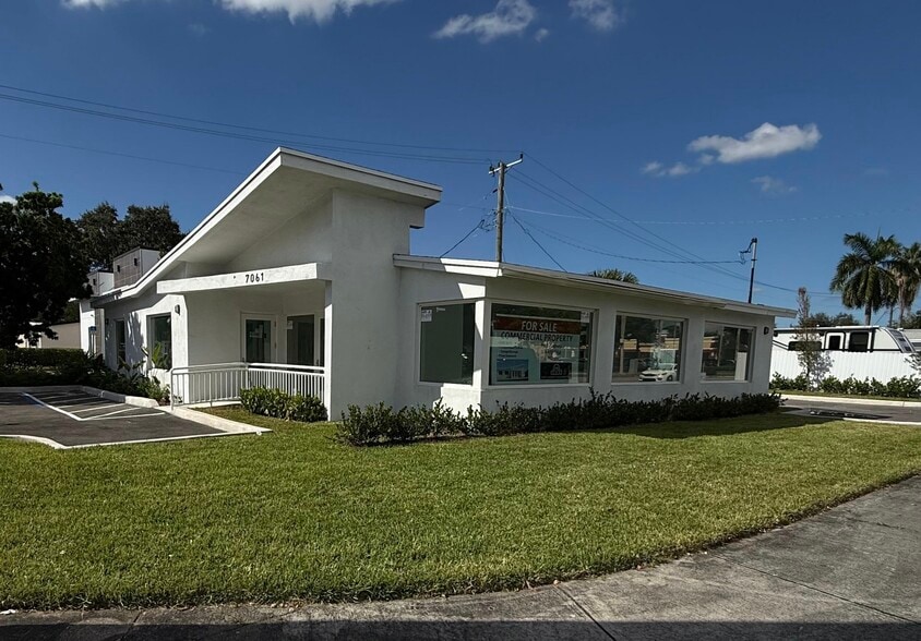 Primary Photo Of 7061 Taft St, Hollywood Medical For Sale