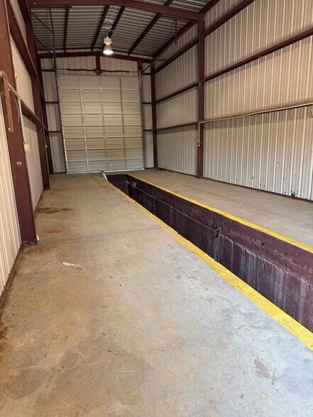 More Photos Of 9182 S US Highway 79, Palestine Service For Lease