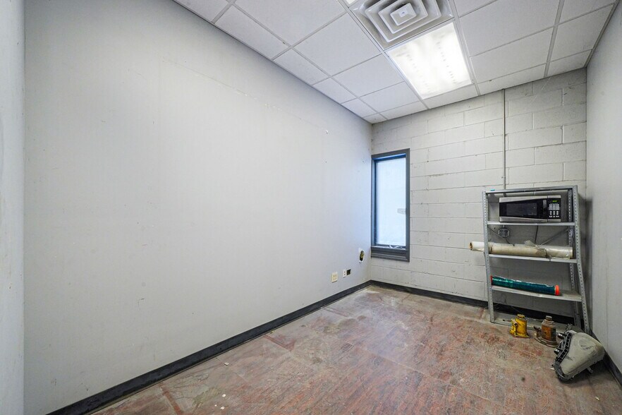 More Photos Of 1601 Artic Ave, Bohemia Warehouse For Lease