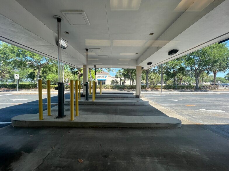 More Photos Of 210 Citrus Tower Blvd, Clermont Bank For Lease