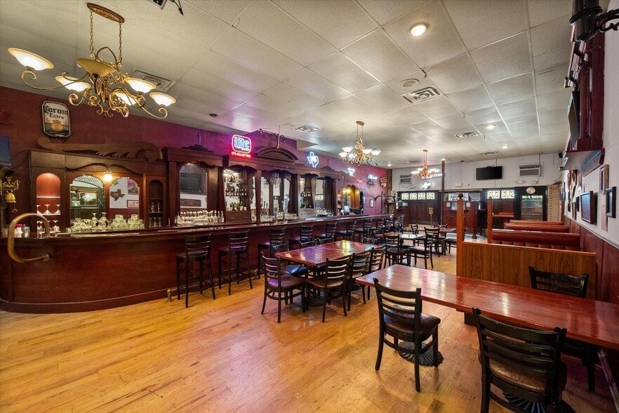 More Photos Of 107 S Beaton St, Corsicana Storefront For Sale