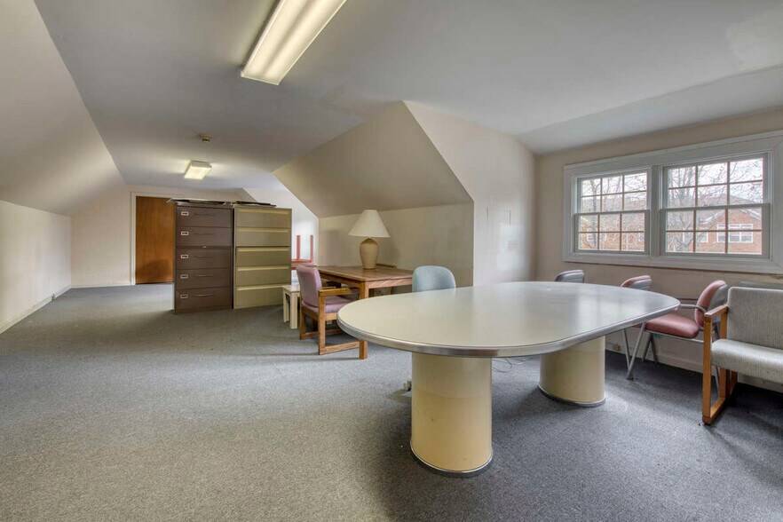 More Photos Of 335 Meeting House Ln, Southampton Healthcare For Sale