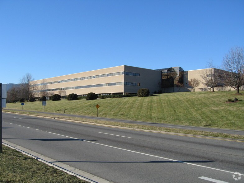 More Photos Of 1325 Electric Rd, Roanoke Office For Sale