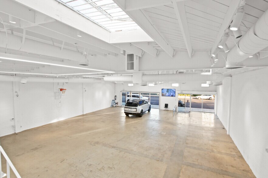 More Photos Of 165-171 S Robertson Blvd, Beverly Hills Storefront For Lease