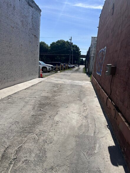 More Photos Of 826 SW Ralph David Abernathy Blvd, Atlanta Storefront For Lease