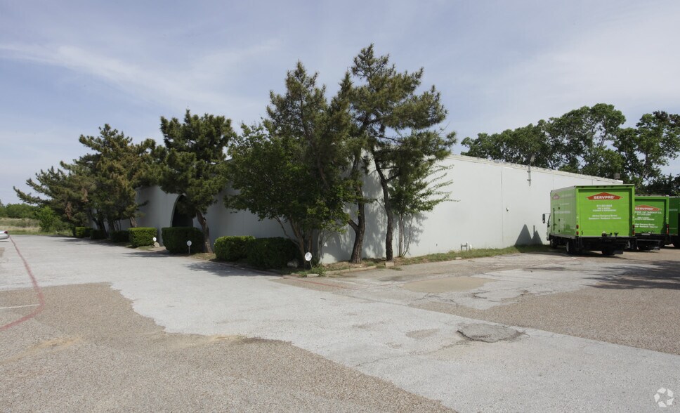 More Photos Of 1507 Central Park Dr, Hurst Warehouse For Lease