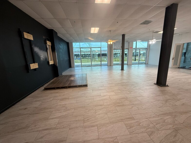 More Photos Of 6140 N Sam Houston Pky W, Houston Office For Lease