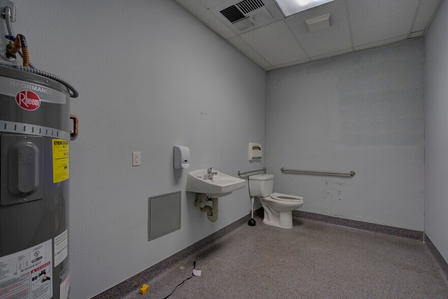 More Photos Of 295 Main St, Weed Office For Sale