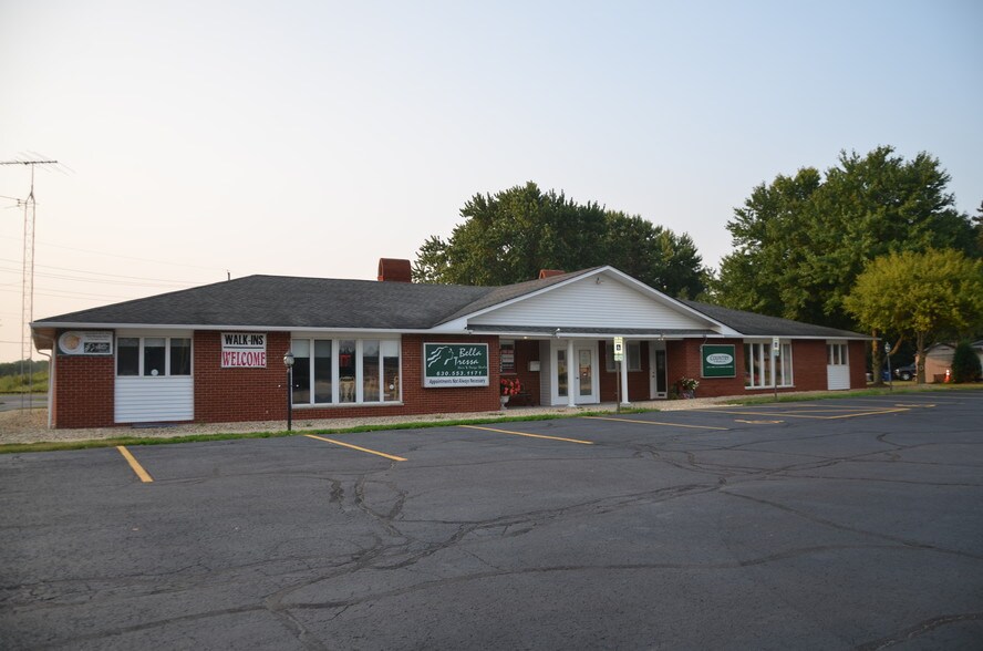 More Photos Of 718 N Bridge St, Yorkville Office For Lease