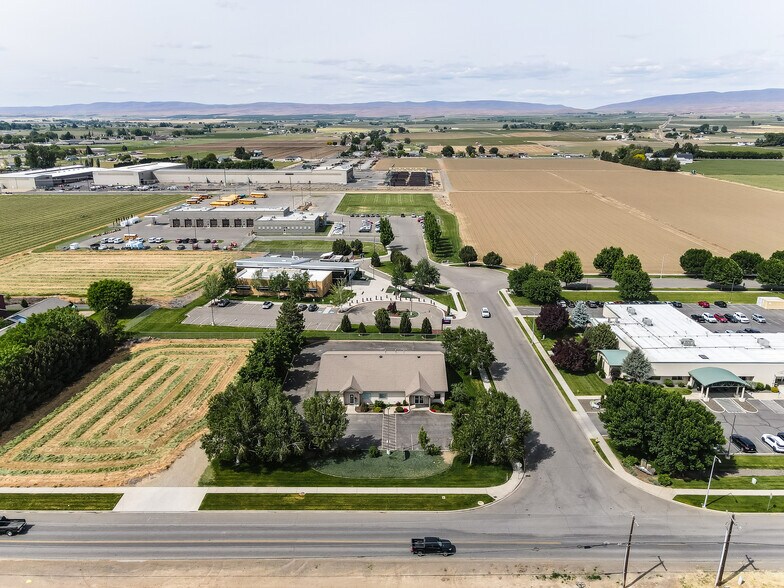 More Photos Of 445 Barnard Blvd, Sunnyside Office For Sale