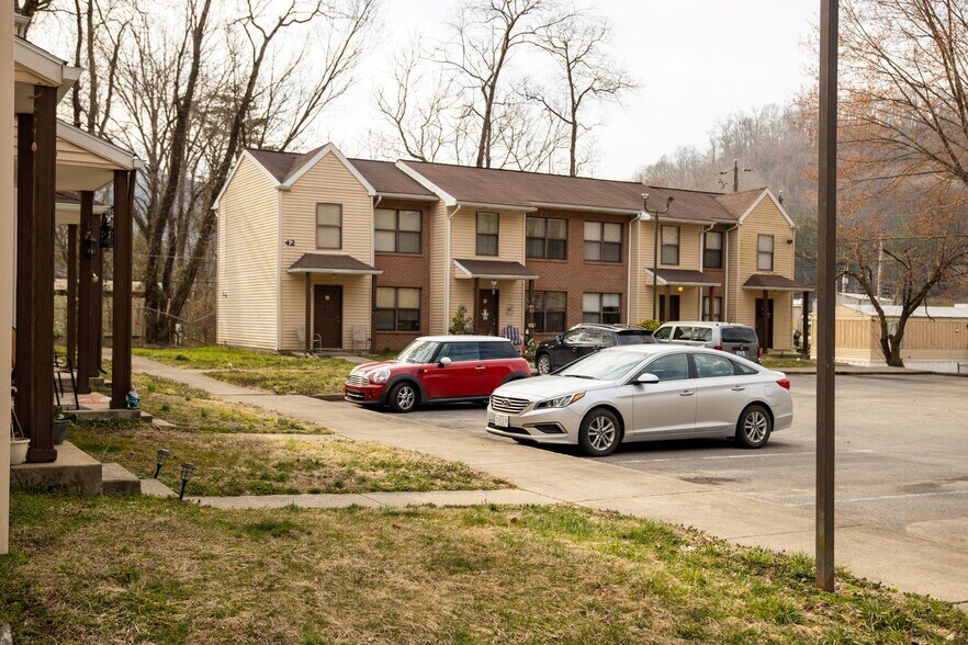 More Photos Of 77 Quail Holw, Inez Apartments For Sale