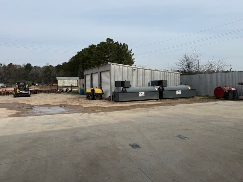More Photos Of 11192 Meador Rd, Willis Warehouse For Lease