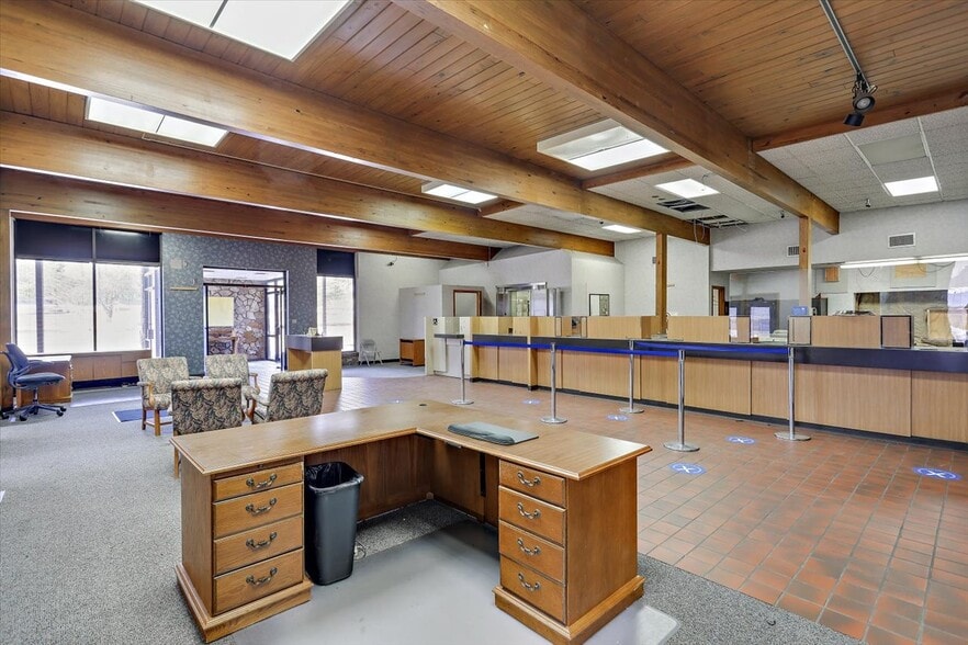 More Photos Of 101 Office Park Dr, Brandon Bank For Lease