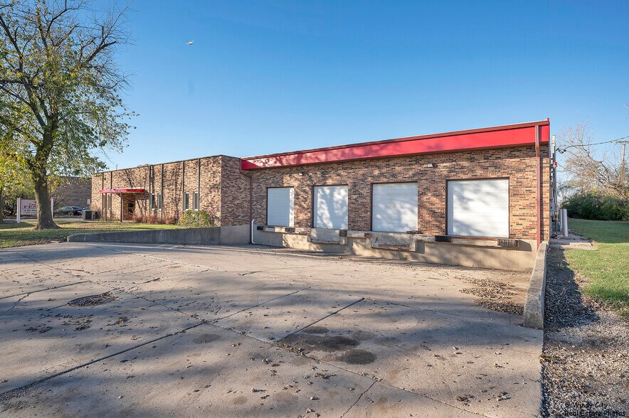 More Photos Of 1025 Industrial Dr, Bensenville Warehouse For Lease