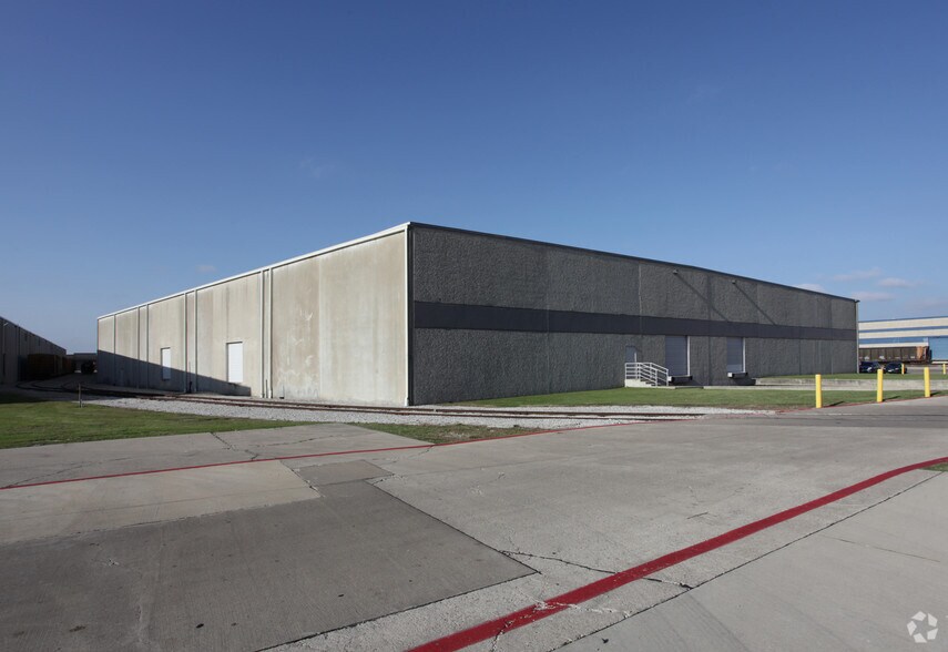 More Photos Of 1701 Vantage Dr, Carrollton Distribution For Lease
