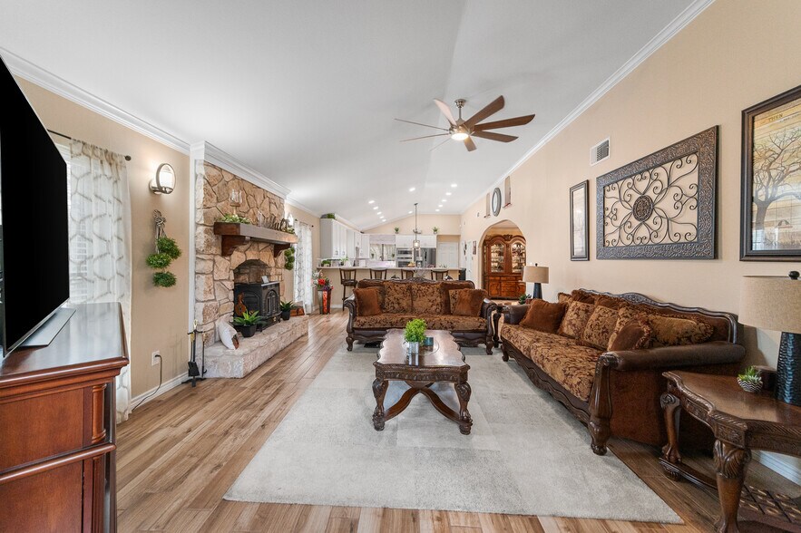 More Photos Of 101 Hunters Glen Dr, San Marcos Flex For Sale