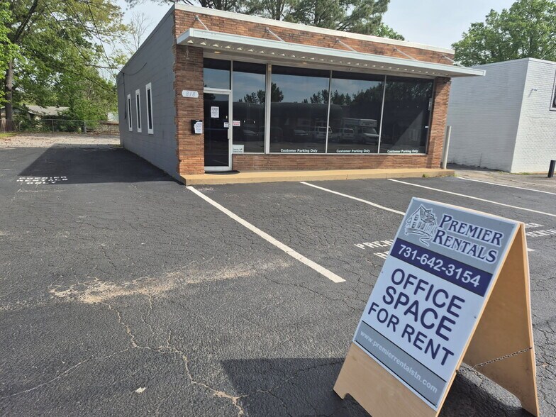 More Photos Of 818 E Wood St, Paris Office For Lease