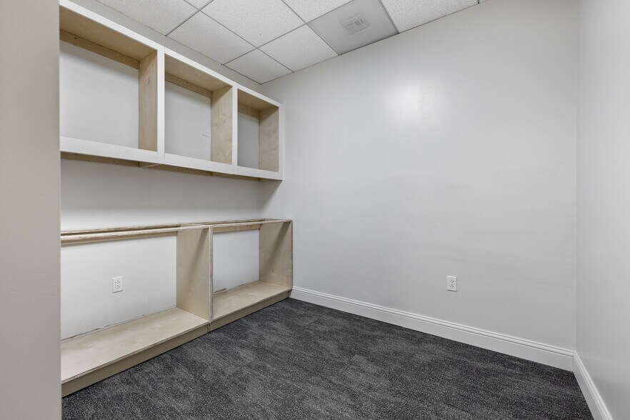 More Photos Of 17 S Briar Hollow Ln, Houston Office Residential For Lease