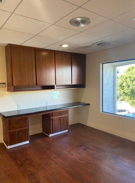 More Photos Of 23111 Ventura Blvd, Woodland Hills Medical For Lease
