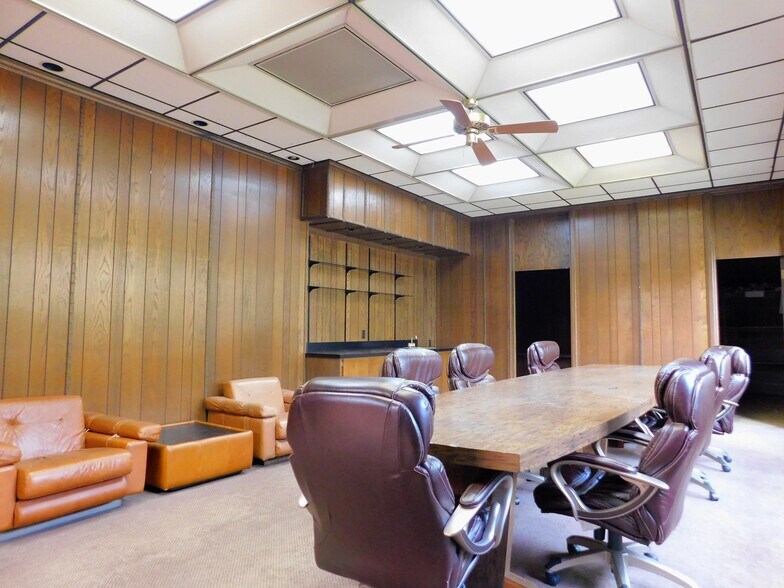 More Photos Of 720 SW F Ave, Lawton Manufacturing For Sale