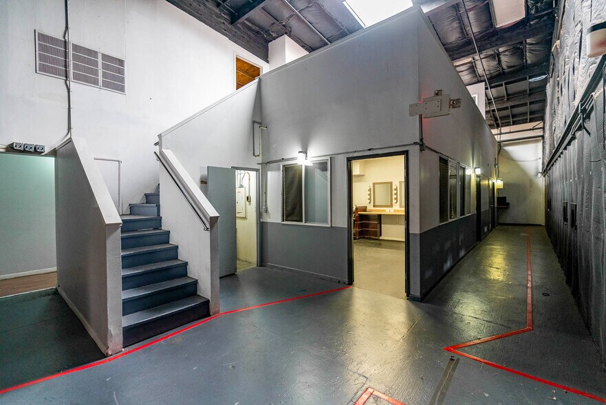 More Photos Of 1001 Chestnut St, Burbank Warehouse For Lease