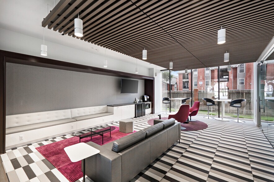 More Photos Of 2000 Bering Dr, Houston Office For Lease