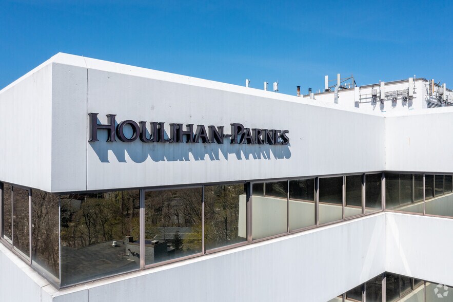 More Photos Of 4 W Red Oak Ln, White Plains Office For Lease